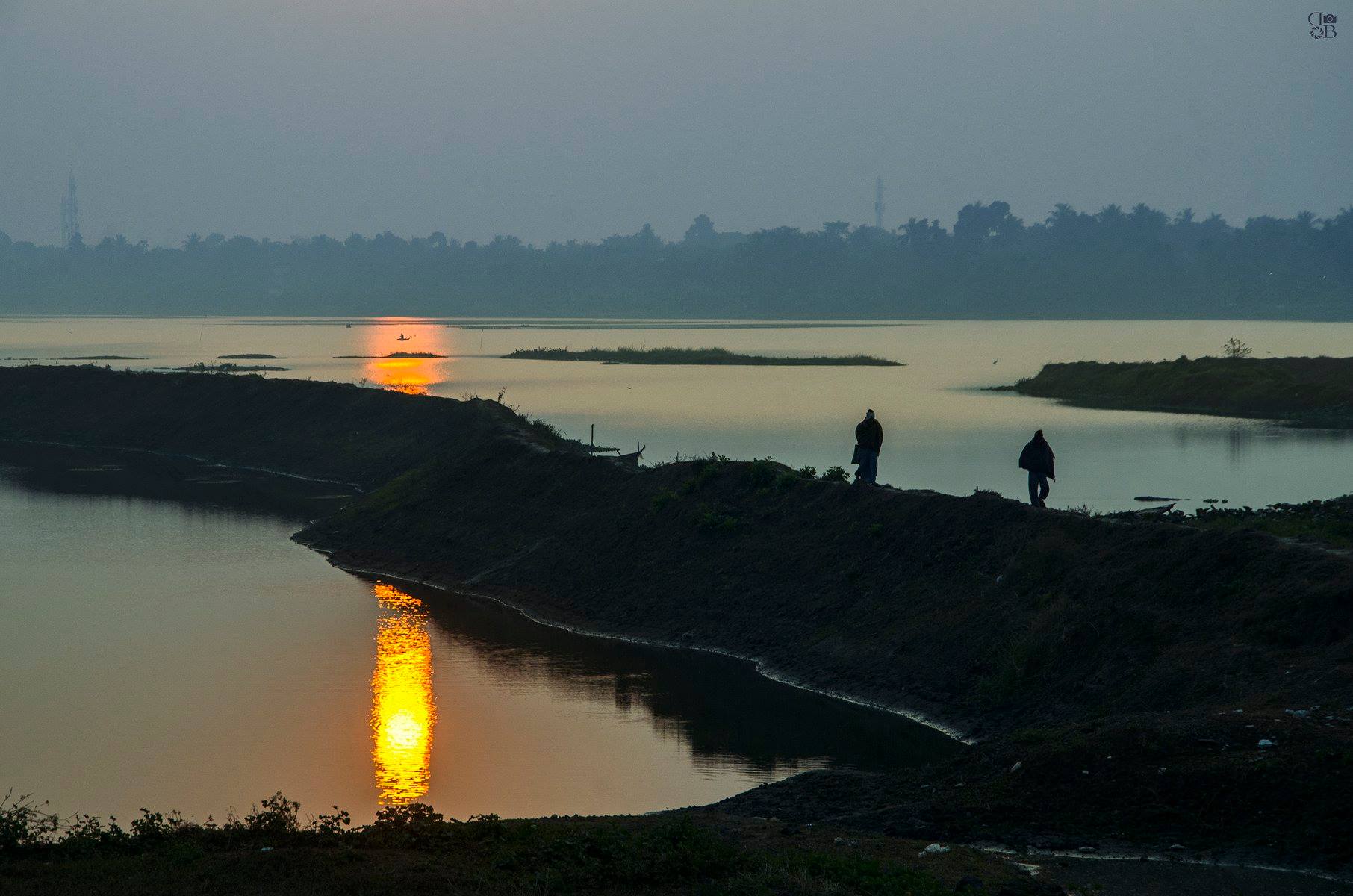 তখনও সন্ধ্যে নামে নি।